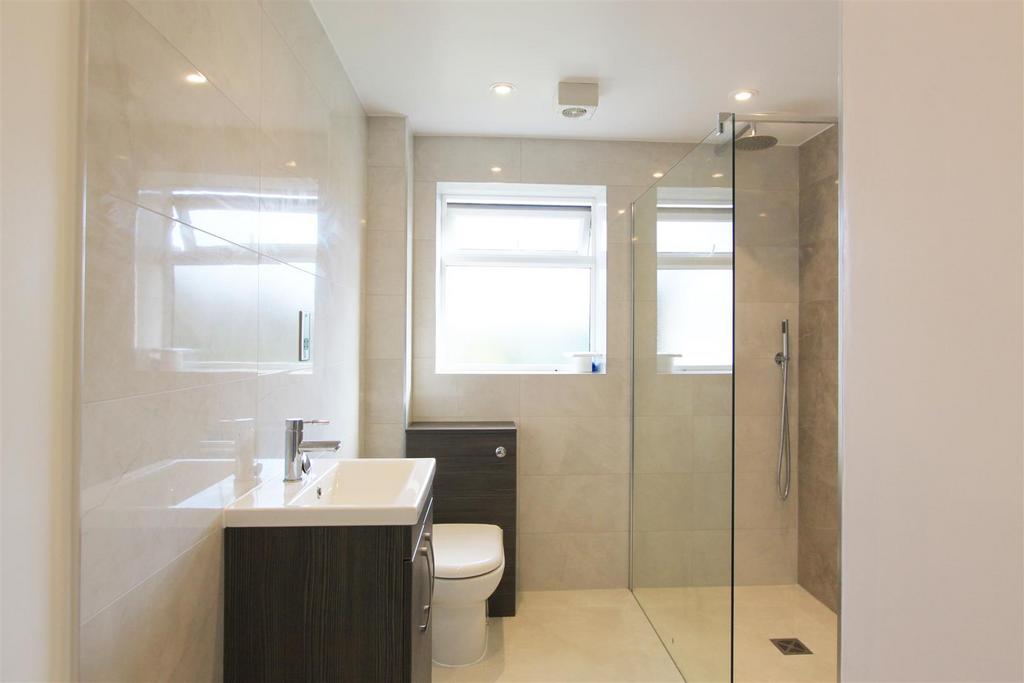 Flat 4 22 Bannings bathroom 1.jpg