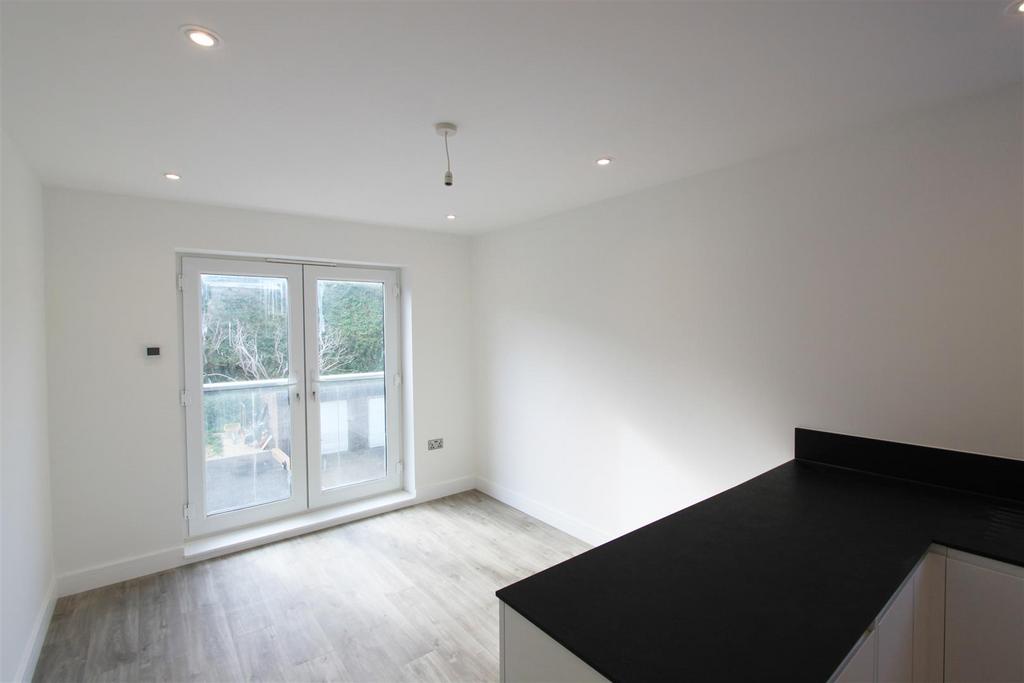 Flat 4 22 Bannings living area 2.jpg