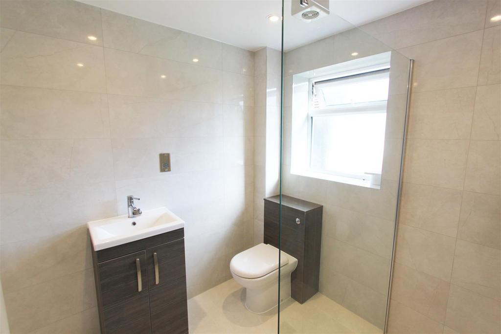 Flat 4 22 Bannings bathroom 3.jpg