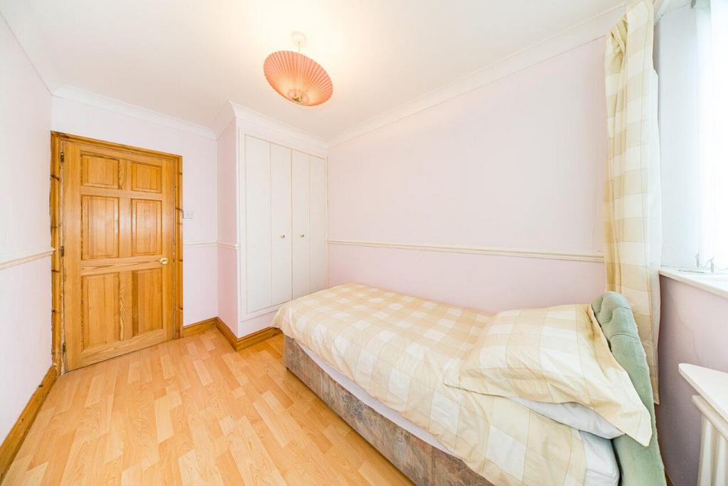 107 Old Lane bedroom 3 2.jpg