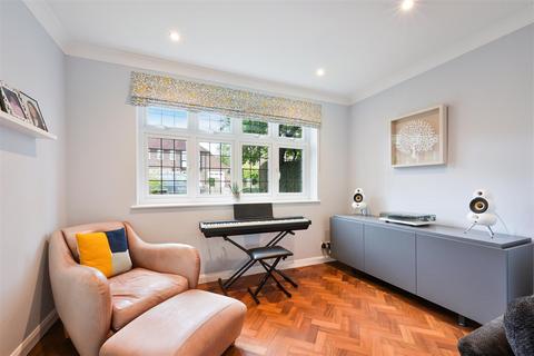 18 Links Road, Epsom, KT17 3PS