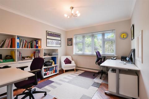 18 Links Road, Epsom, KT17 3PS