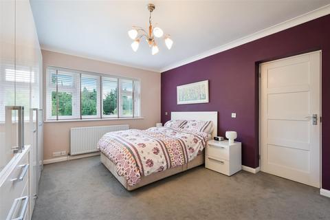 18 Links Road, Epsom, KT17 3PS