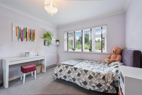 18 Links Road, Epsom, KT17 3PS