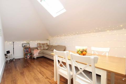 2 bedroom flat to rent, Finsbury Park Road, London N4