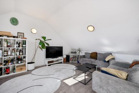 3 bed flat/apartment for rent in Unit 77, Springfield House, 5 Tyssen Street E8