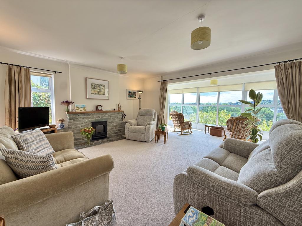 Spacious Sitting Room