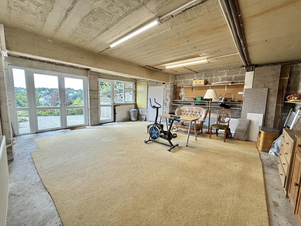 Large Workshop/Former Garage