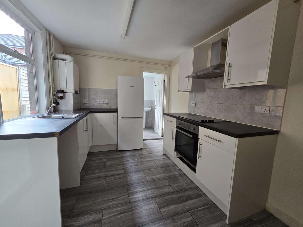 Spacious 4 bedroom House - Chain FREE Investment