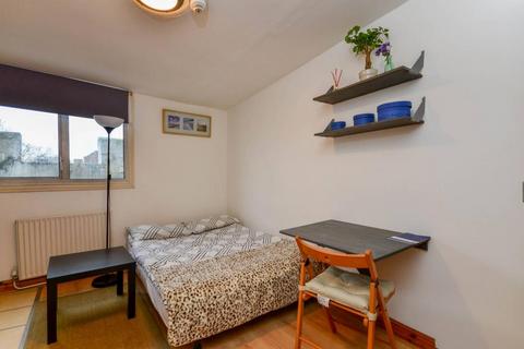 Studio to rent, West Cromwell Road, Earls Court, SW5