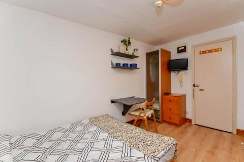 Studio to rent, West Cromwell Road, Earls Court, SW5