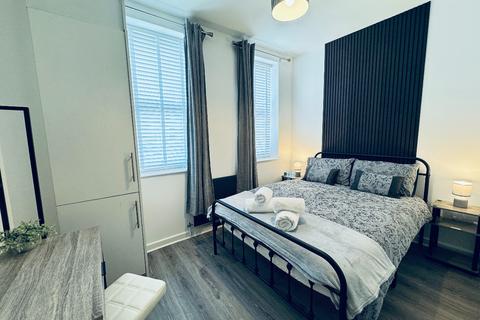 undefined, Park Ave, Whitley Bay.  NE26 1AU.  * HOLIDAY LET APARTMENT *