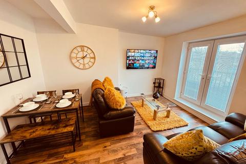undefined, Park Avenue, Whitley Bay, NE26 1AU. * HOLIDAY LET APARTMENT *