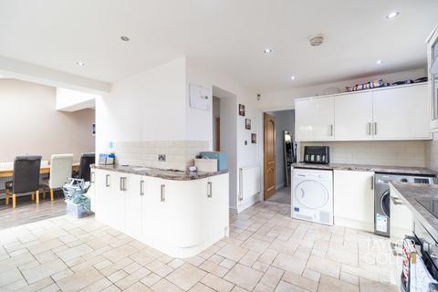 4 bedroom semi-detached house for sale, Suffolk Way, Tamworth