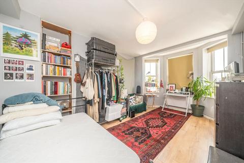 3 bedroom flat for sale, Queens Crescent, London NW5