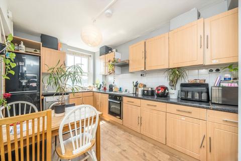 3 bedroom flat for sale, Queens Crescent, London NW5
