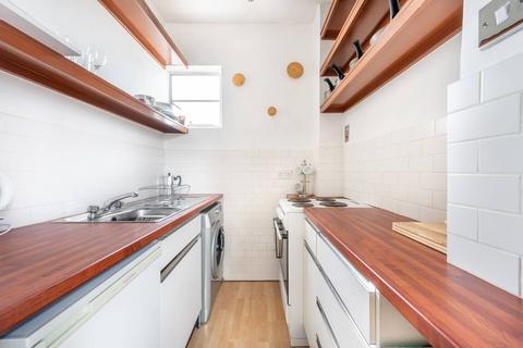 Studio to rent, Palace Gardens Terrace, Notting Hill Gate, London, W8