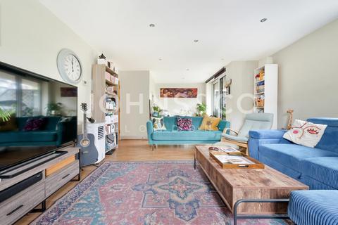 3 bedroom apartment to rent, Wards Wharf Approach, London, E16
