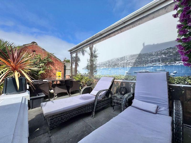 Lounger area and...