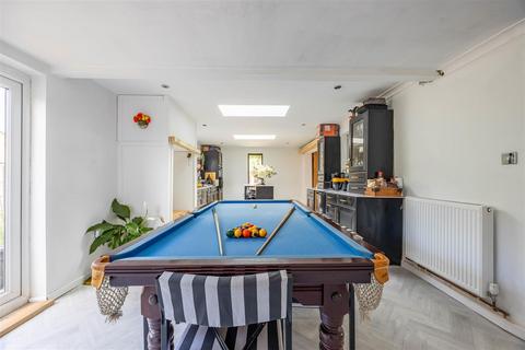 14 Olivers Crescent, Great Wakering, Southend-on-sea, SS3 0ES