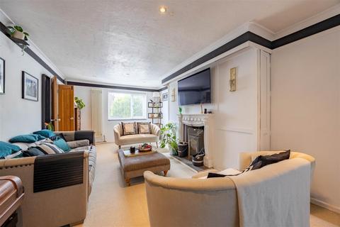 14 Olivers Crescent, Great Wakering, Southend-on-sea, SS3 0ES