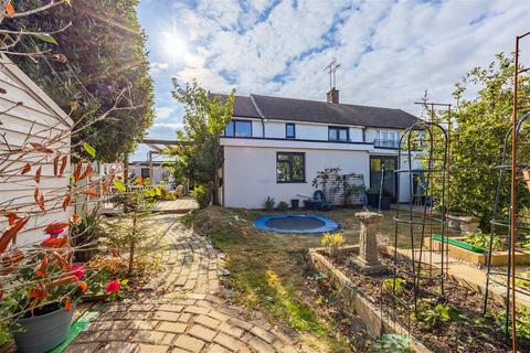 14 Olivers Crescent, Great Wakering, Southend-on-sea, SS3 0ES