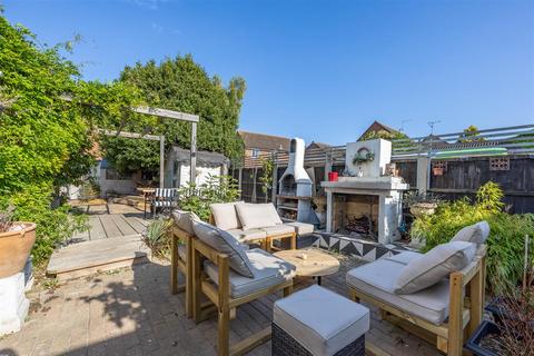 14 Olivers Crescent, Great Wakering, Southend-on-sea, SS3 0ES