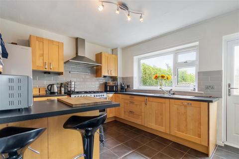 3 bedroom end of terrace house for sale, Greenlea Avenue, Leeds LS19