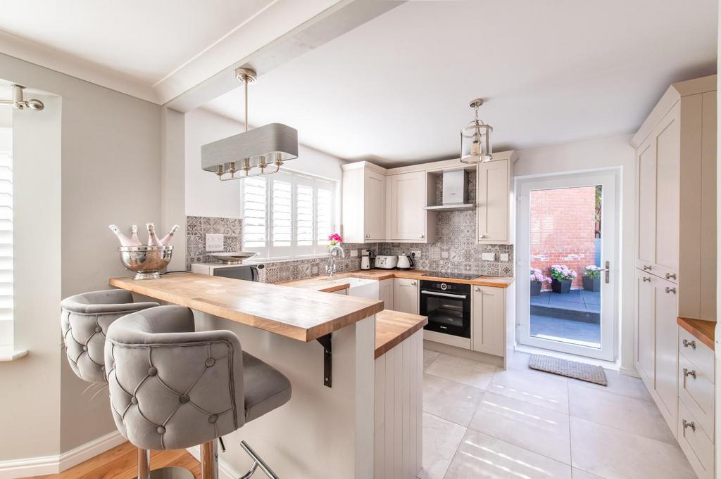 Kitchen/Breakfast Bar