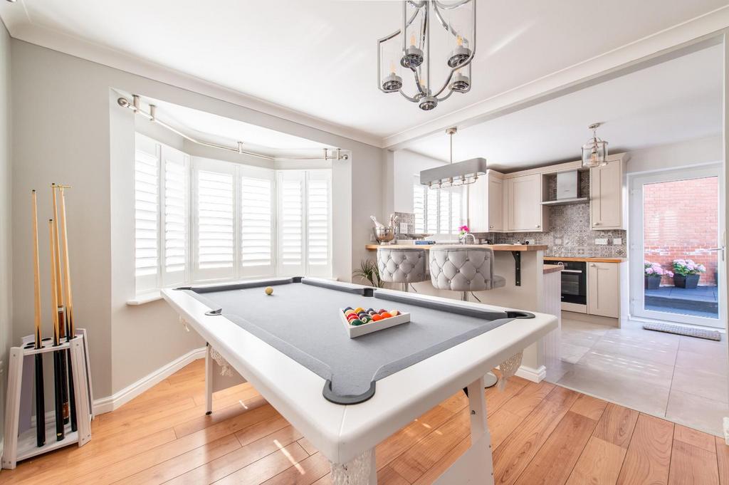 Dining (Pool)
