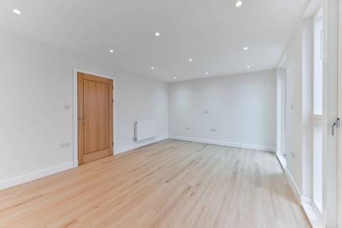 3 bedroom flat to rent, Norbury Avenu, Norbury, London, SW16