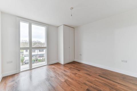 3 bedroom flat to rent, Norbury Avenue, Norbury, London, SW16