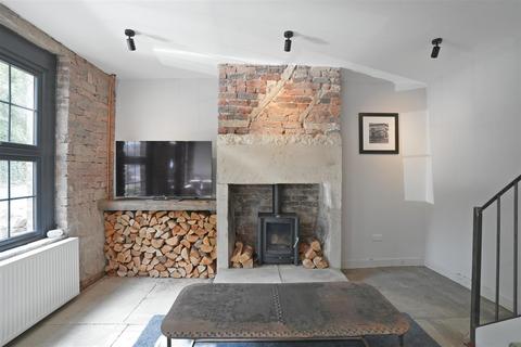 10 Station Road, Holywell Green, Halifax, HX4 9BQ