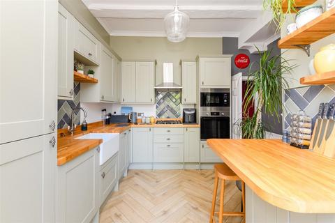 2 bedroom ground floor flat for sale, Priory Court, Rochester ME1