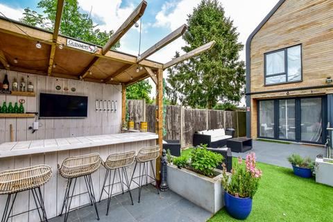 Adrian Road, Abbots Langley, WD5