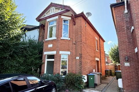 2 bedroom maisonette to rent, Darwin Road, Southampton SO15