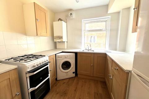 2 bedroom maisonette to rent, Darwin Road, Southampton SO15