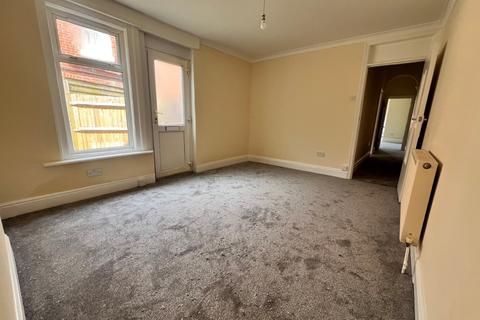 2 bedroom maisonette to rent, Darwin Road, Southampton SO15