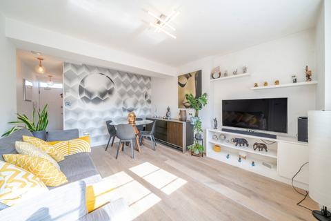 2 bedroom flat for sale, Wandsworth Road, London, SW8