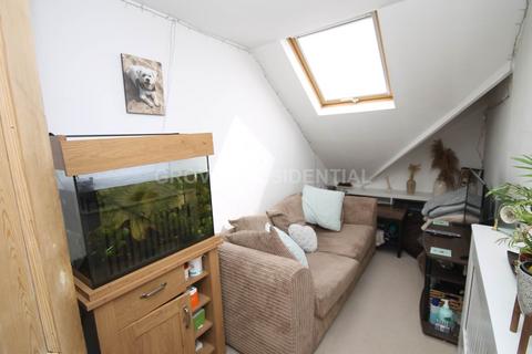 2 bedroom flat for sale, Montem Road, New Malden
