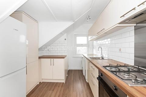 2 bedroom flat for sale, Montem Road, New Malden