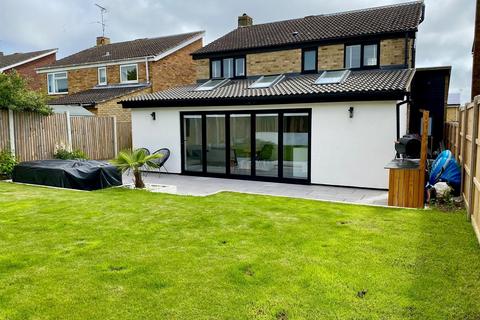 44 Broadwaters Road, Lowestoft, NR33 9HR
