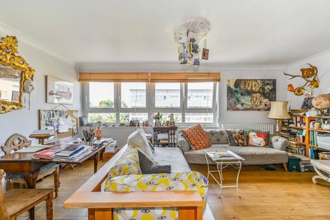 3 bedroom flat for sale, Roydon Close, Battersea, London, SW11