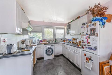 3 bedroom flat for sale, Roydon Close, Battersea, London, SW11