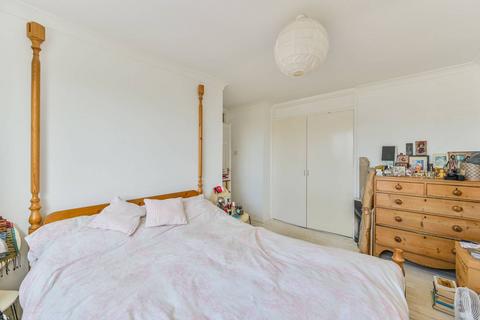 3 bedroom flat for sale, Roydon Close, Battersea, London, SW11