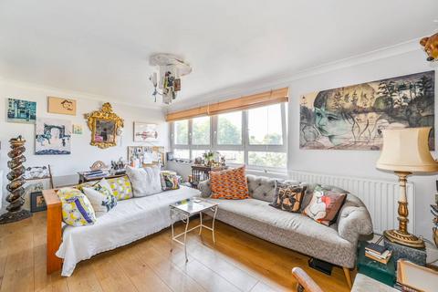 3 bedroom flat for sale, Roydon Close, Battersea, London, SW11