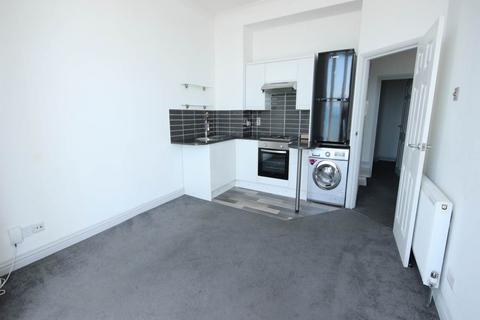 2 bedroom flat to rent, Kings Road, Brighton, East Sussex