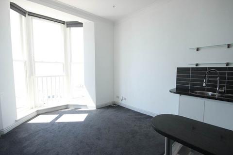 2 bedroom flat to rent, Kings Road, Brighton, East Sussex