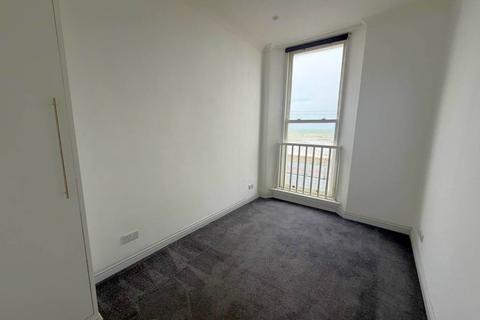 2 bedroom flat to rent, Kings Road, Brighton, East Sussex