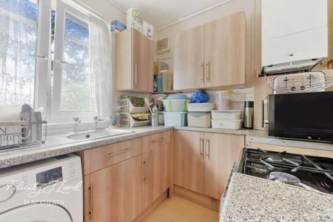 1 bedroom flat for sale, Charlton Park Road, London